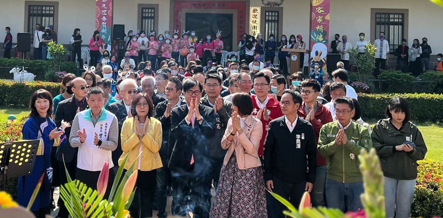 陳其邁(前排左四)、康裕成(前排左三)率團隊循客家古禮祈福。 圖：高雄市客委會/提供