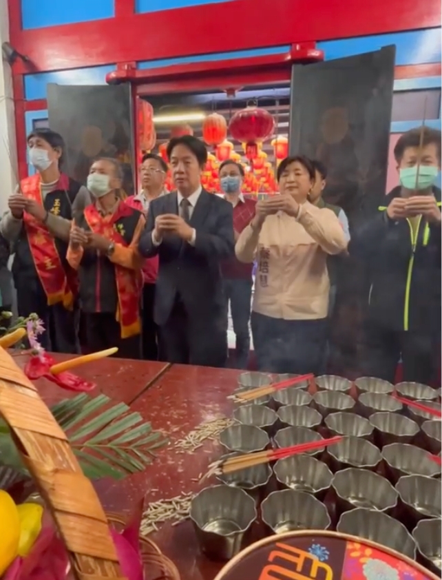 賴清德今（5）日與南投縣立委補選候選人蔡培慧前往當地宮廟參拜，他表示補選不應淪為政黨惡鬥與打口水戰，而是選出好人才，呼籲民眾選擇有心為南投服務的蔡培慧。 圖：截自蔡培慧臉書