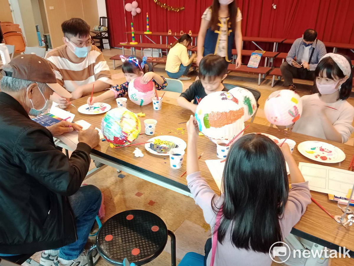 為維護兒童遊戲玩耍之安全，只要是設計、製造、陳列、銷售或標示供14歲以下兒童使用的手提燈籠，都屬於應檢驗玩具商品範圍。 圖：孫家銘／攝（資料照）