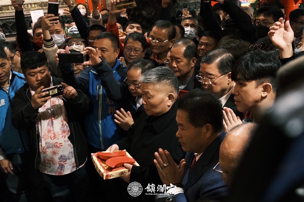 鎮瀾宮今（5）日依例於元宵節晚間舉行筊筶典禮，董事長顏清標率眾請示媽祖，擇定今年遶境活動自 4 月 21 日（農曆 3 月初 2）晚間 11 時 5 分起駕到新港奉天宮進香。 圖：擷取自大甲鎮瀾宮臉書