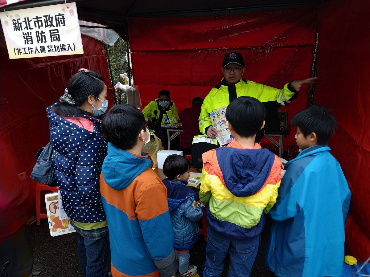 向民眾宣導施放天燈注意事項。 圖：新北市政府提供