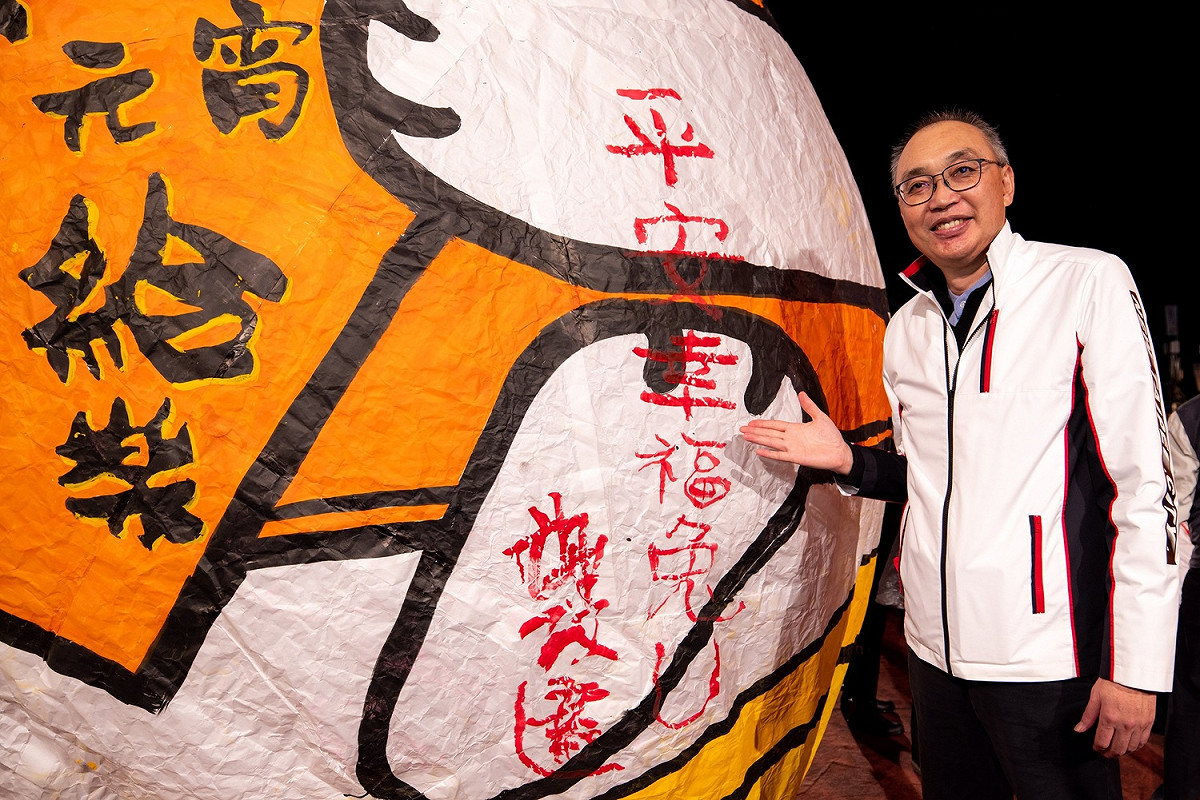 新北市副市長謝政達爲「2023新北市平溪天燈節」好運萌兔主燈題字。 圖：新北市觀旅局提供