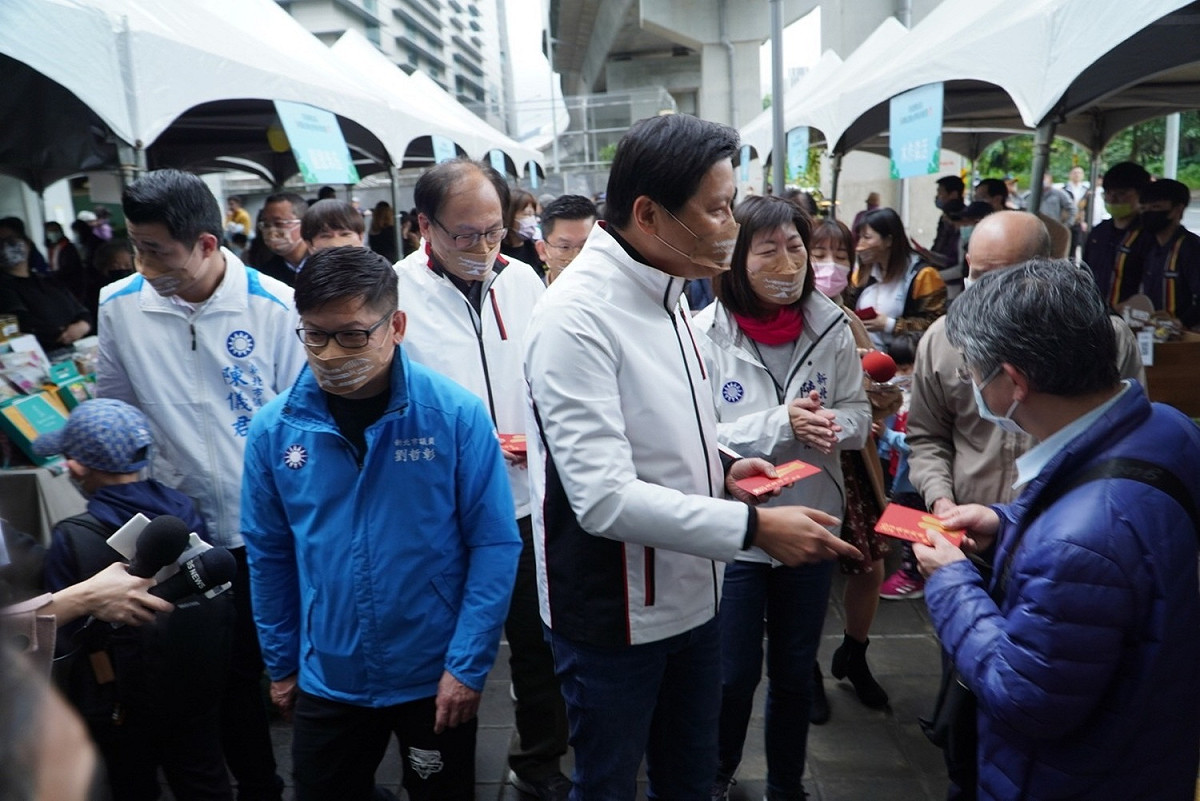 朱惕之發送福袋與民眾同樂。 圖：新北市捷運局提供