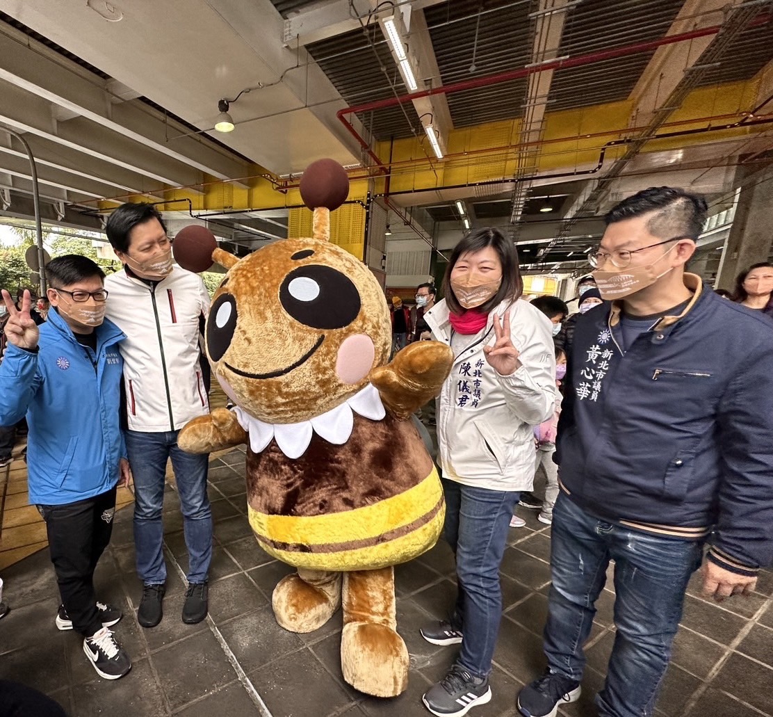朱惕之與螢寶合照。 圖：新北市捷運局提供