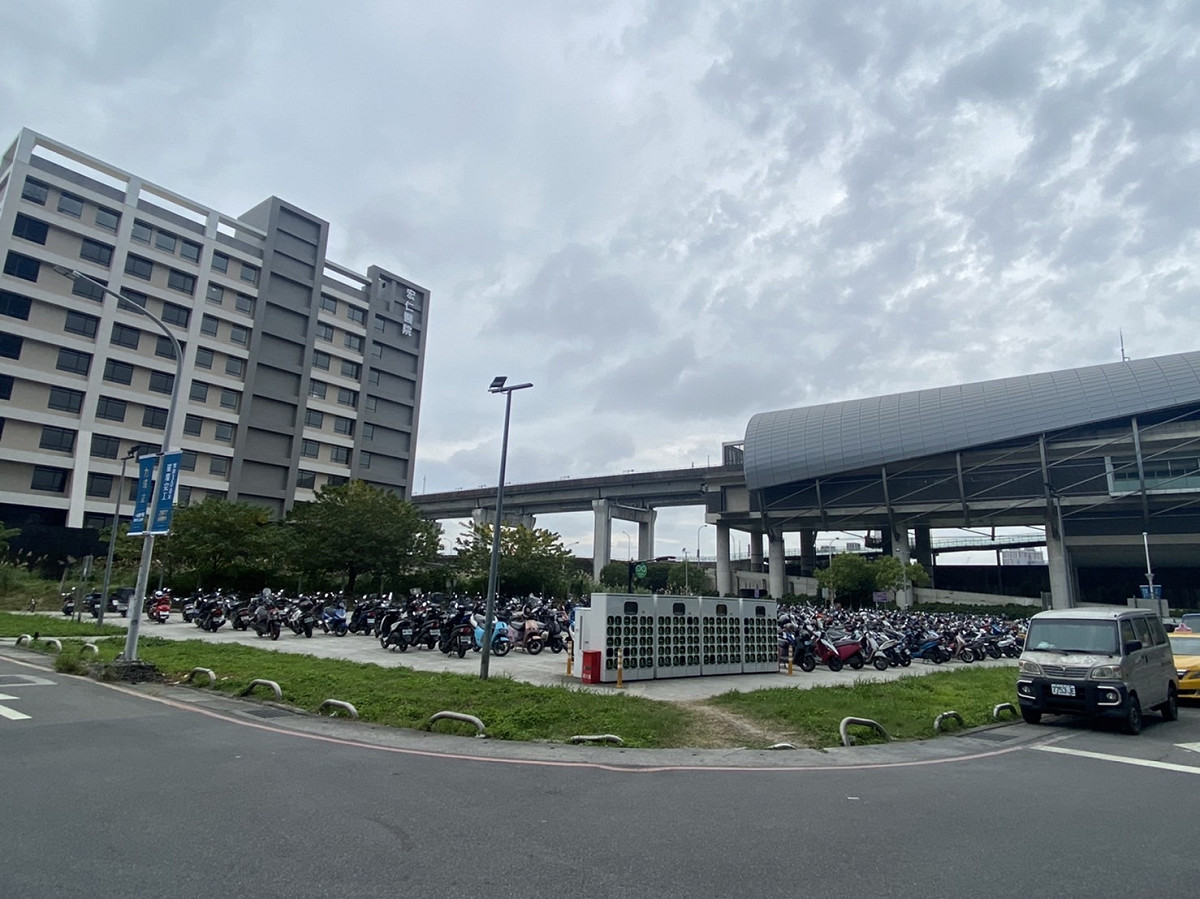城鄉局將三重捷運站旁的停車場用地，變更為停車場及社會福利設施用地。 圖：新北市城鄉局提供