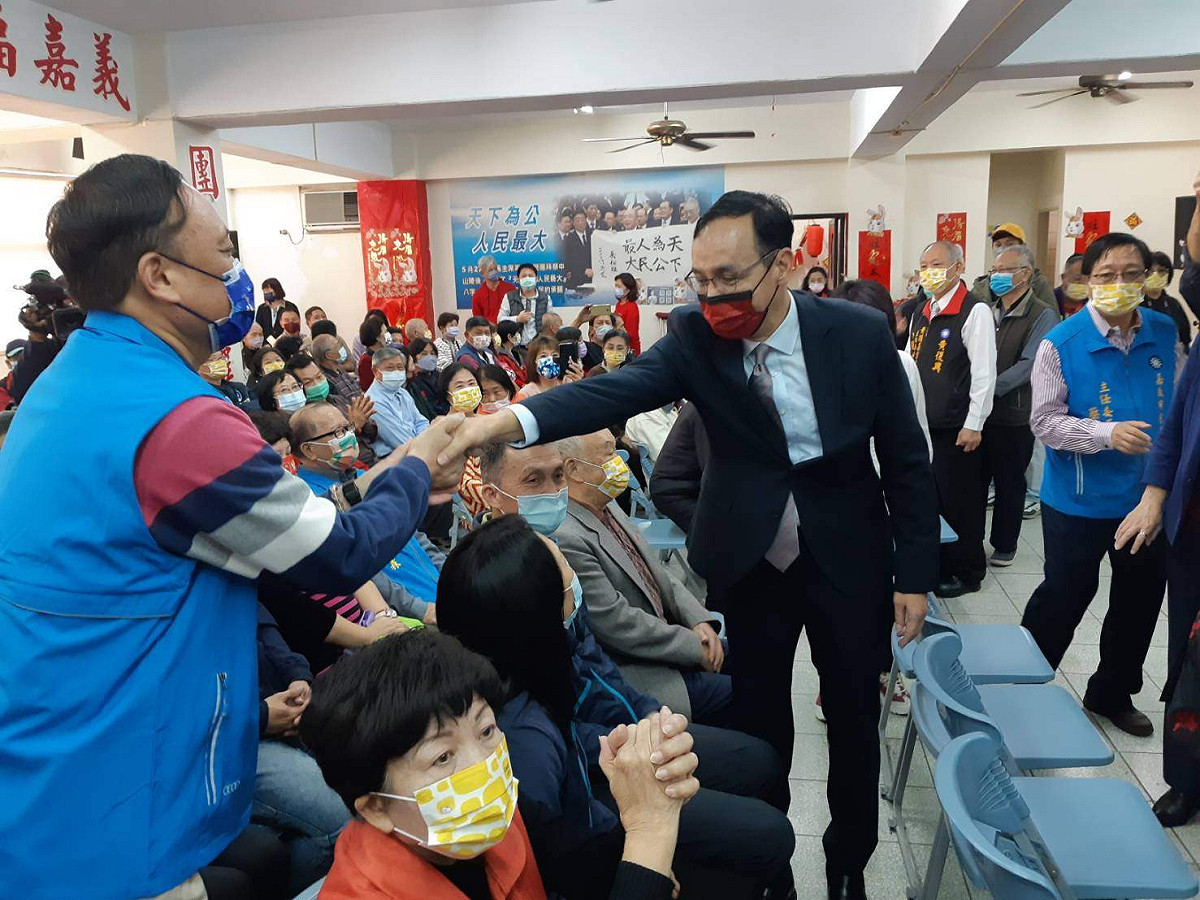 朱立倫今出席國民黨嘉義市黨部新春團拜，與黨員握手致意。 圖：蔡坤龍/攝（資料照）