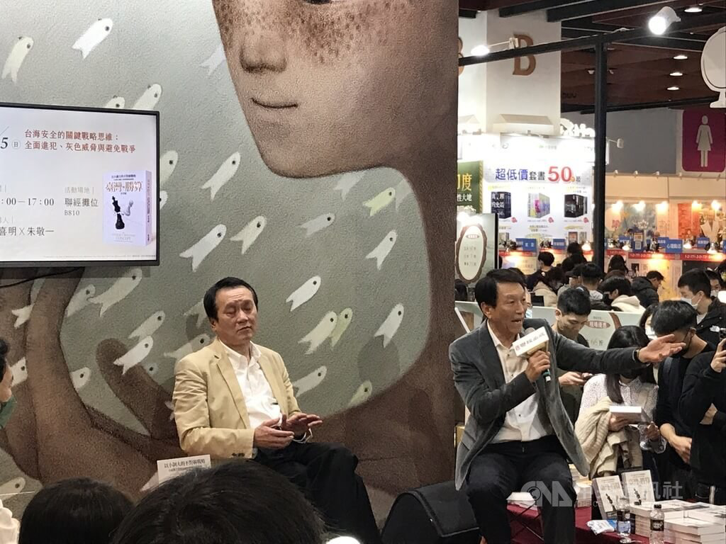 前參謀總長李喜明（右）今天參加台北國際書展，以「台海安全的關鍵戰略思維」為題與中研院院士朱敬一（左）進行對談。 圖：中央社提供