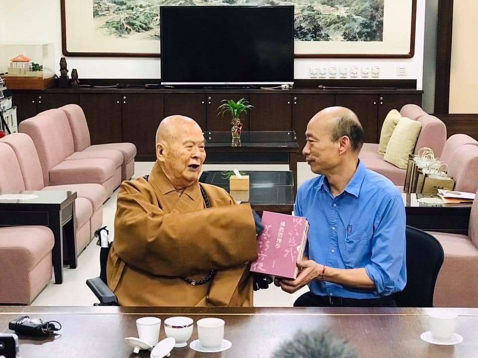 韓國瑜表示，最近一次碰面是一年多前到佛光山禮佛，星雲大師當時精神狀況還不錯。 圖：翻攝韓國瑜臉書