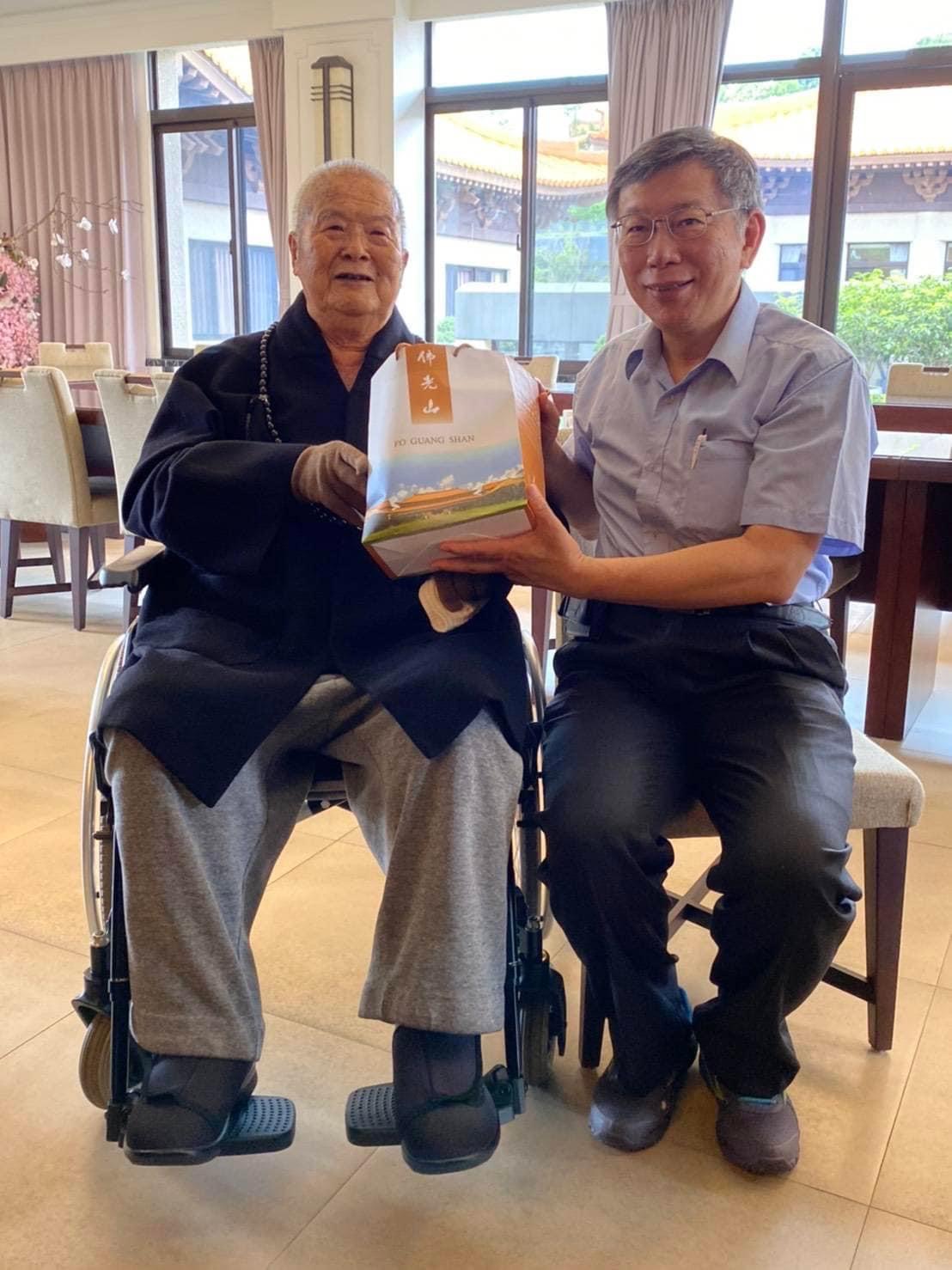 民眾黨主席柯文哲分享與星雲大師的合照。 圖：翻攝柯文哲臉書