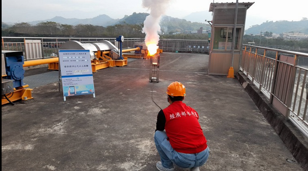 水利署南水局與農水署今天一早在曾文水庫壩頂與旗山溪上游甲仙攔河堰及旗山工作站進行人工增雨作業。 圖：水利署／提供
