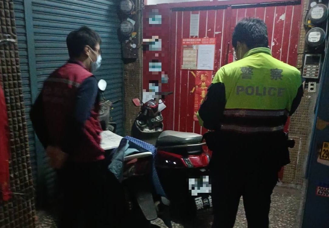 派出所員警協助偵辦。 圖：新北市動保處提供