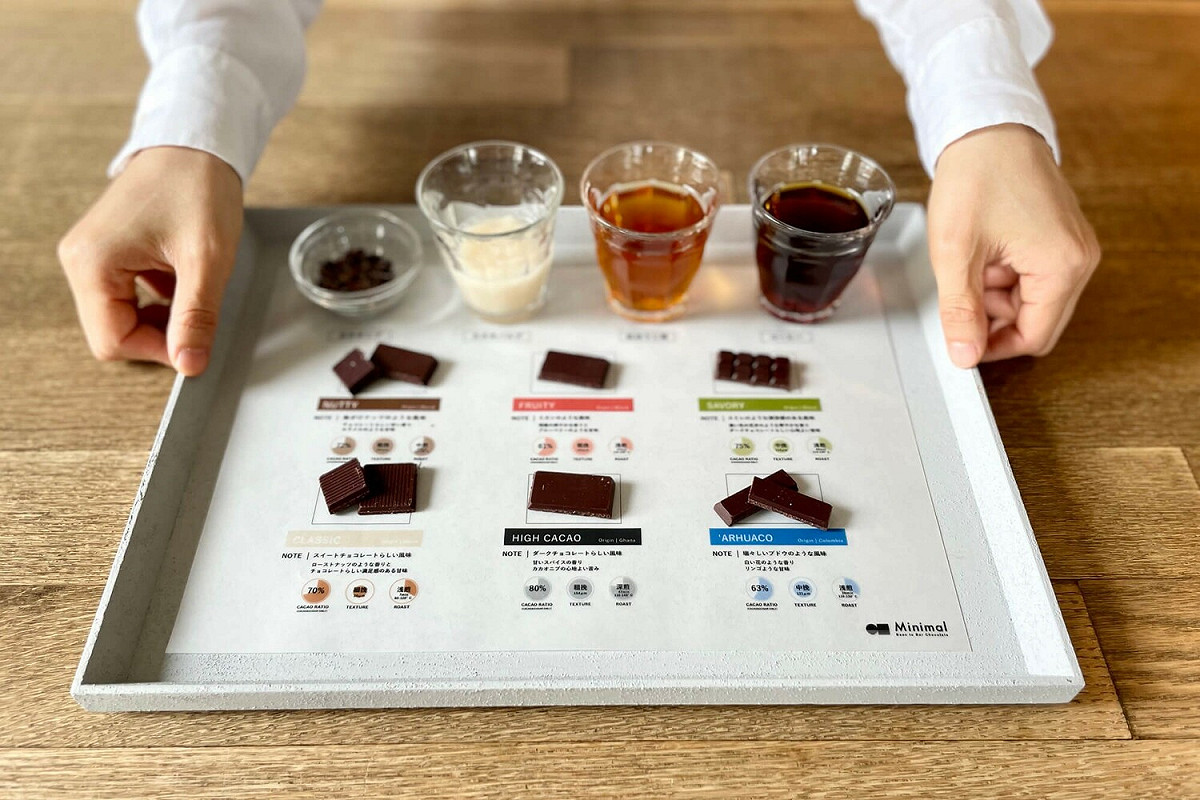由6種巧克力、可可豆碎粒、可可果肉汁等10種品項構成的「Minimal體驗套餐」，是Minimal富谷本店才能享用的必點人氣餐點。 圖：ⒸMinimal - Bean to Bar Chocolate／提供