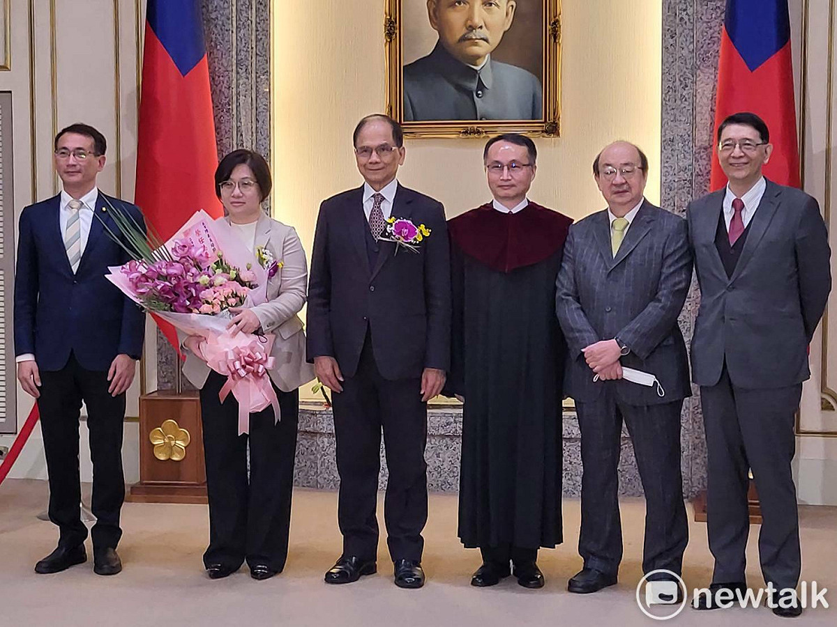 陳培瑜(左1)在大法官監誓下宣誓就職。 圖：陳佩君／攝