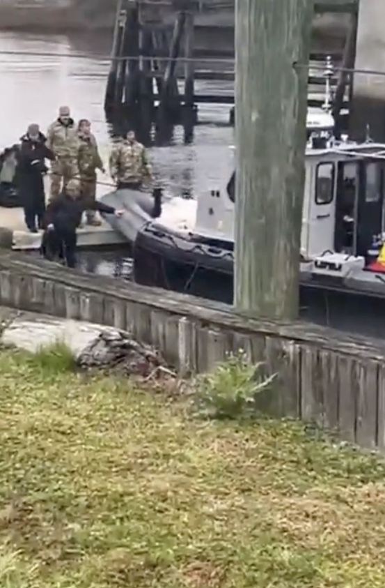 美軍派出潛水員尋找氣球殘骸，圖為美軍今日疑似在北默特爾比奇海岸邊將中共的間諜氣球遺體打撈上岸。 圖：翻攝自@CanadianRadioT1 Twitter