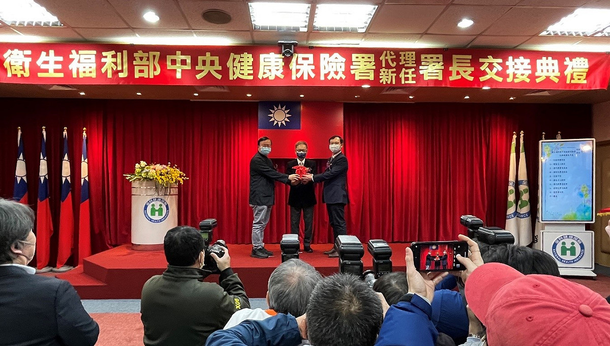 今日上午10時由衛生福利部薛瑞元(中)部長親自主持衛生福利部中央健康保險署署長交接典禮，新任健保署署長石崇仁(右)交接布達。 圖：衛福部／提供