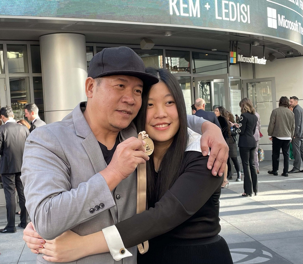 蕭青陽（左）與女兒蕭君恬（右）攜手合作設計的「淡蘭古道三部曲」專輯勇奪葛萊美獎「最佳唱片包裝獎」。 圖：文化部提供