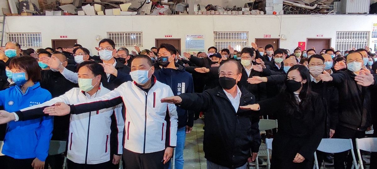 侯友宜（左三）今天由交通局長鍾鳴時（左二）陪同，視察公車行車安全教育訓練，並與台北客運董事長李博文（右二）及其執行董事李婷娜（右一）一起示範指差確認。 圖：新北市交通局提供