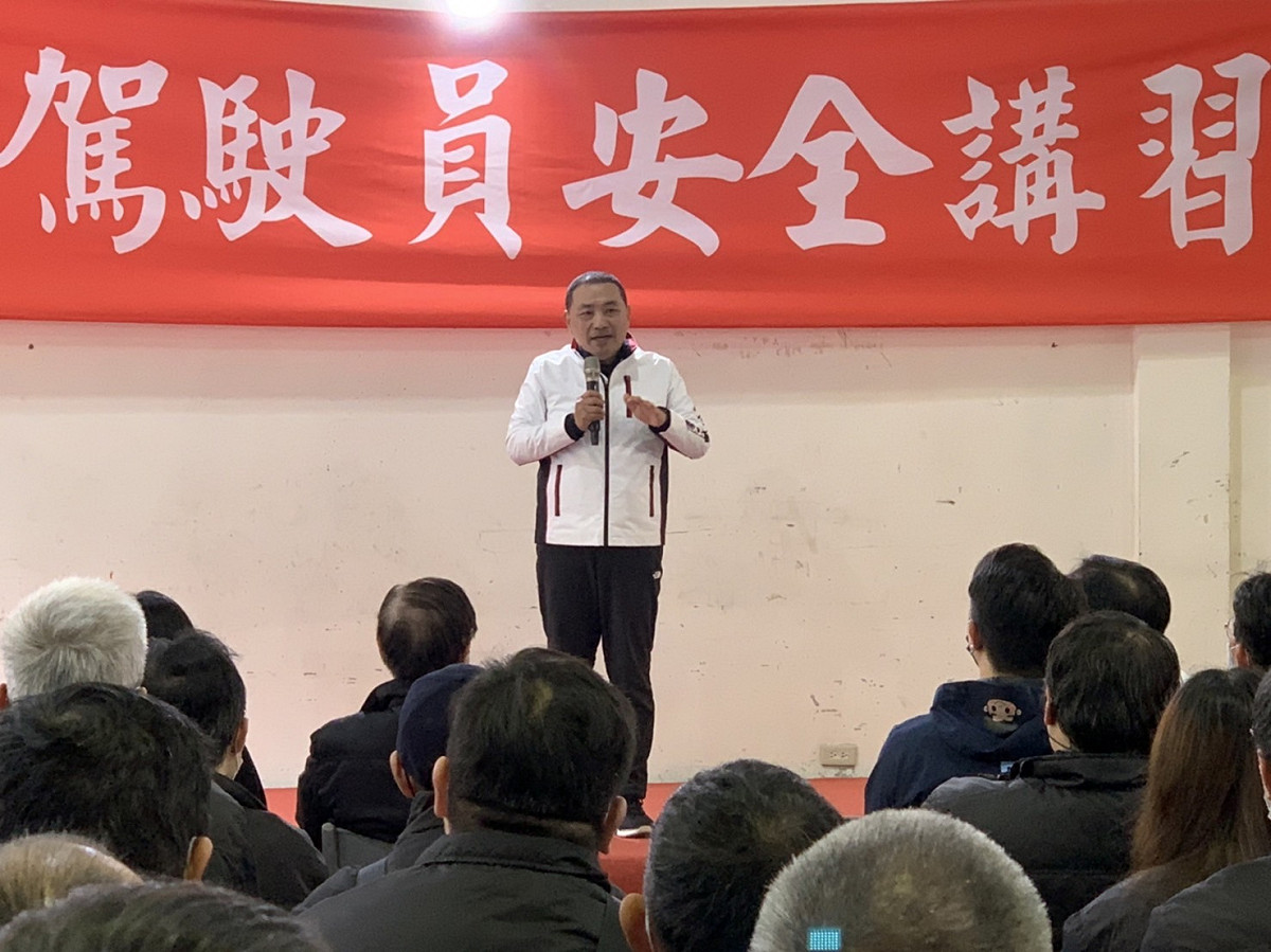 侯友宜今天視察公車行車安全教育訓練。 圖：新北市交通局提供