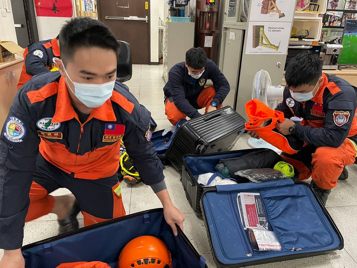 新北市消防局快搜部隊身為國家級重型救援隊今(6)天上午11時07分立即完成整備工作，隨時可配合內政部消防署徵召前往土耳其協助救援。 圖：新北市消防局提供