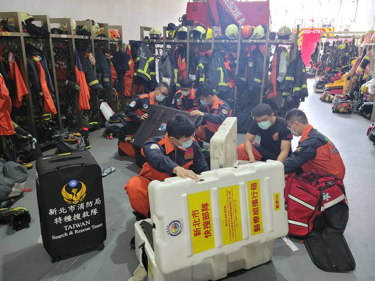 消防局快搜部隊目前積極整備相關搜救、醫療及後勤器材與裝備，隨時配合中央徵召趕赴災區救援。 圖：新北市消防局提供