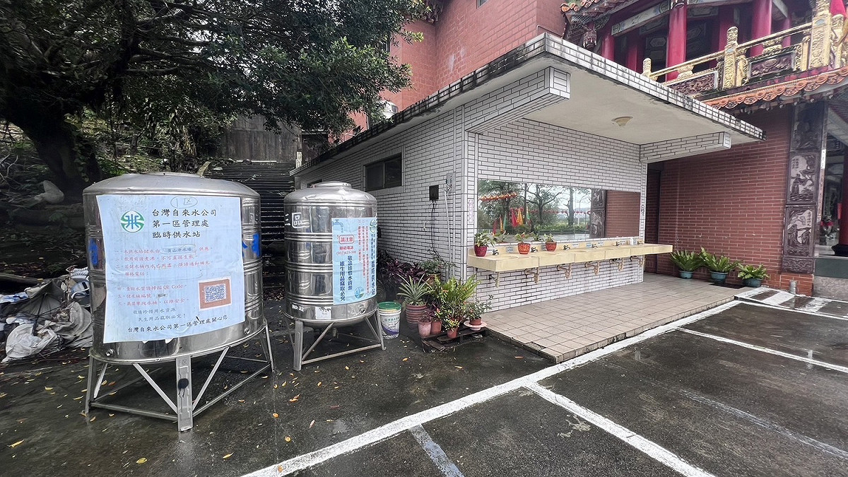 金山區268戶停水，緊急設置5處供水站。 圖：新北市水利局提供