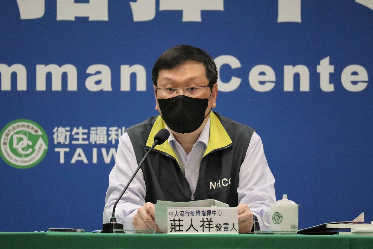 中央流行疫情指揮中心發言人莊人祥今於記者會上表示，台灣BNT疫苗將在3~4月屆效，未接種基礎劑第1劑者將不再提供BNT單劑劑型疫苗，以提供其他廠牌疫苗接種。 圖：中央流行疫情指揮中心/提供