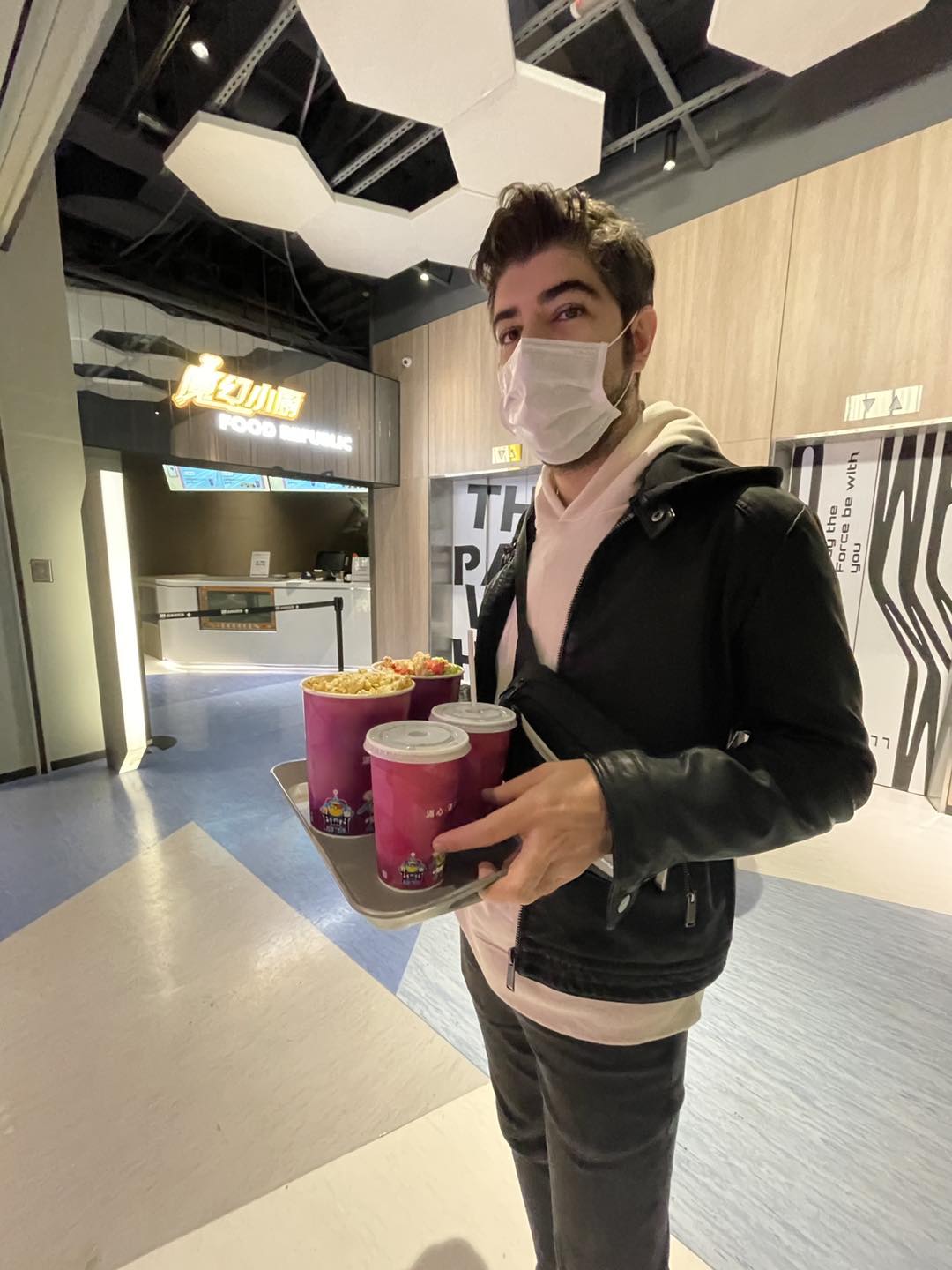土耳其出身的Youtuber圖佳擔心居住在震央的妹妹。 圖：翻攝自圖佳臉書