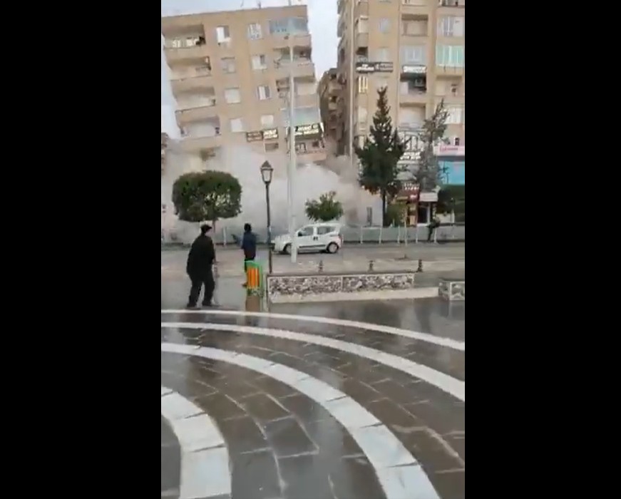 當地民眾直擊，一棟公寓住宅在地震後瞬間倒塌，現場尖叫聲四起。 圖：翻攝推特