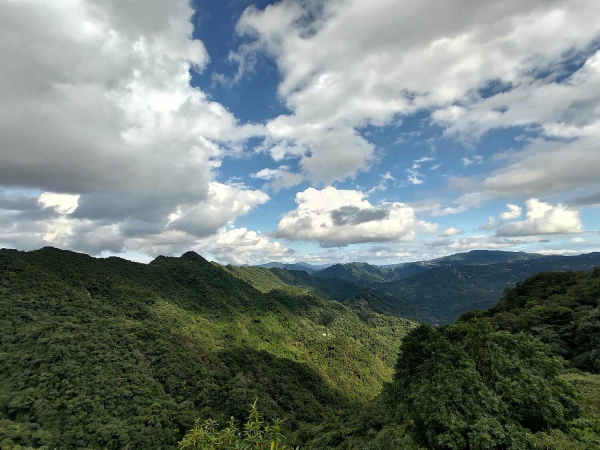 二格山登山步道鳥瞰層層山巒。 圖：新北市景觀處提供