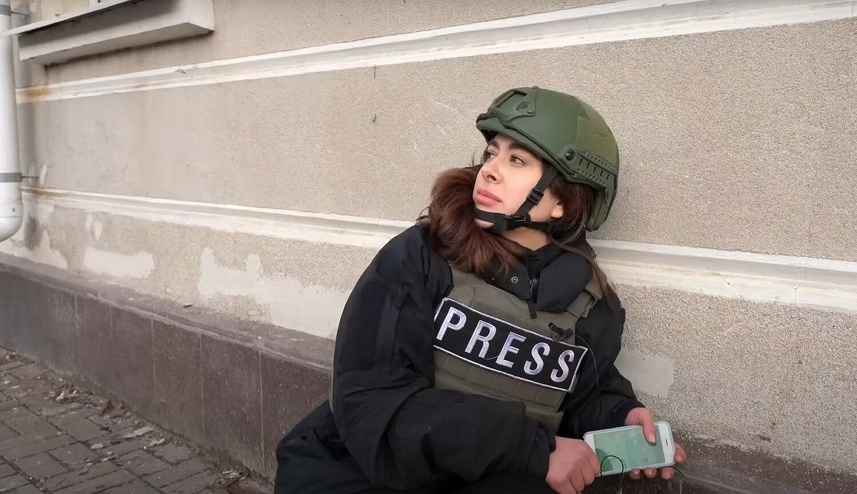 烏克蘭百萬美女 Youtuber 拉米娜親自到巴赫穆特拍片。 圖:翻攝自youtube頻道 RAMINA