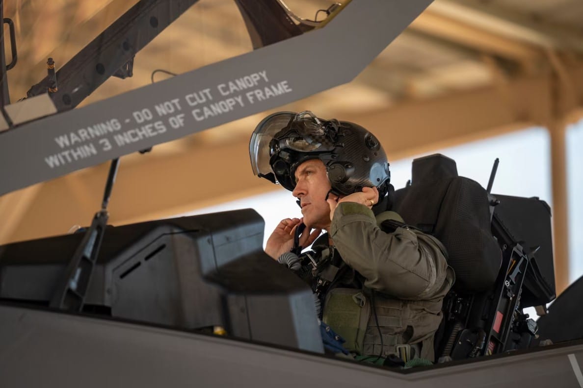 駕駛F-35A的美國空軍作戰測試與評估中心的指揮官特雷·盧·羅爾斯( Trey Lou Rawls )准將加入假想敵中隊。 圖 : 翻攝自美國空軍