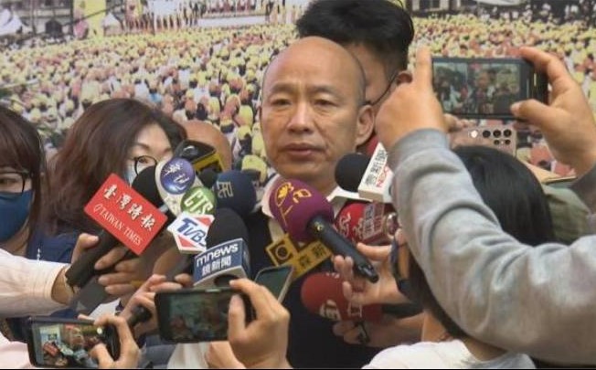 韓國瑜(中)受訪時分享佛光山的人間佛教理念。 圖：孫家銘翻攝