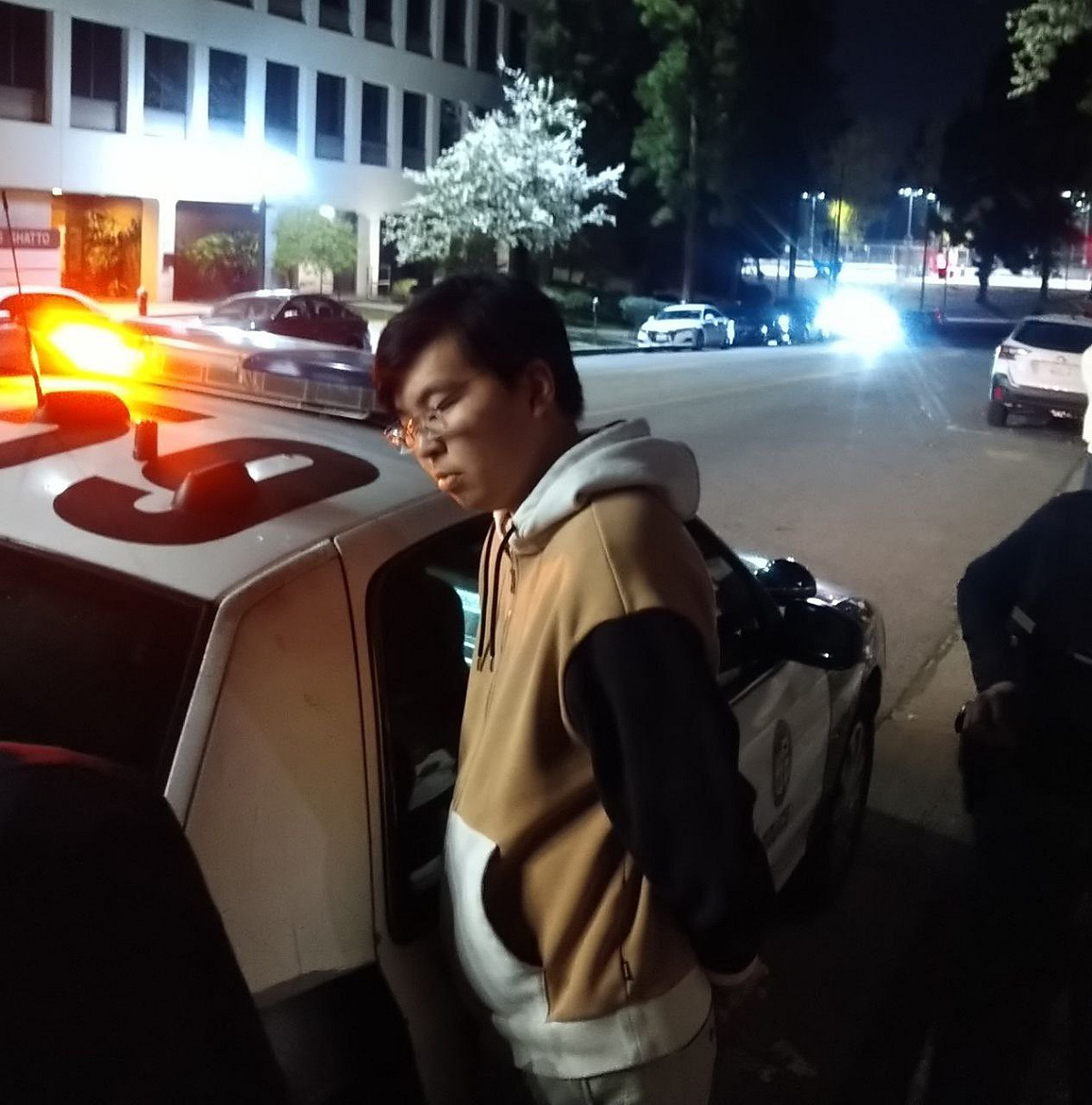 洛杉磯當地華人策畫燭光晚會遭遇愛國小粉紅砸場，但被眾人制伏，後被警方逮捕上銬帶走。 圖：翻攝推特
