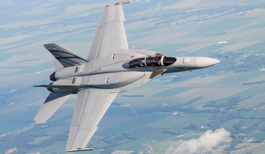 為了增加 F/A-18E 超級大黃蜂的航程，美國海軍決定研發適型油箱。 圖 : 翻攝自波音公司