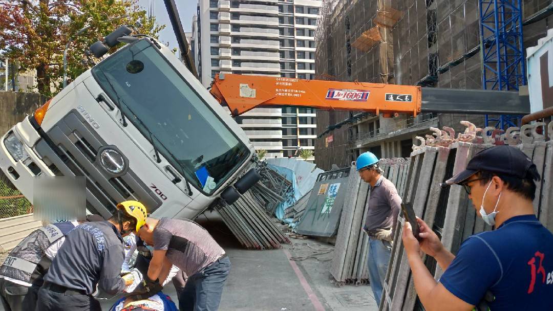 高雄市仁武區工地傳工安意外。 圖：高雄市消防局/提供