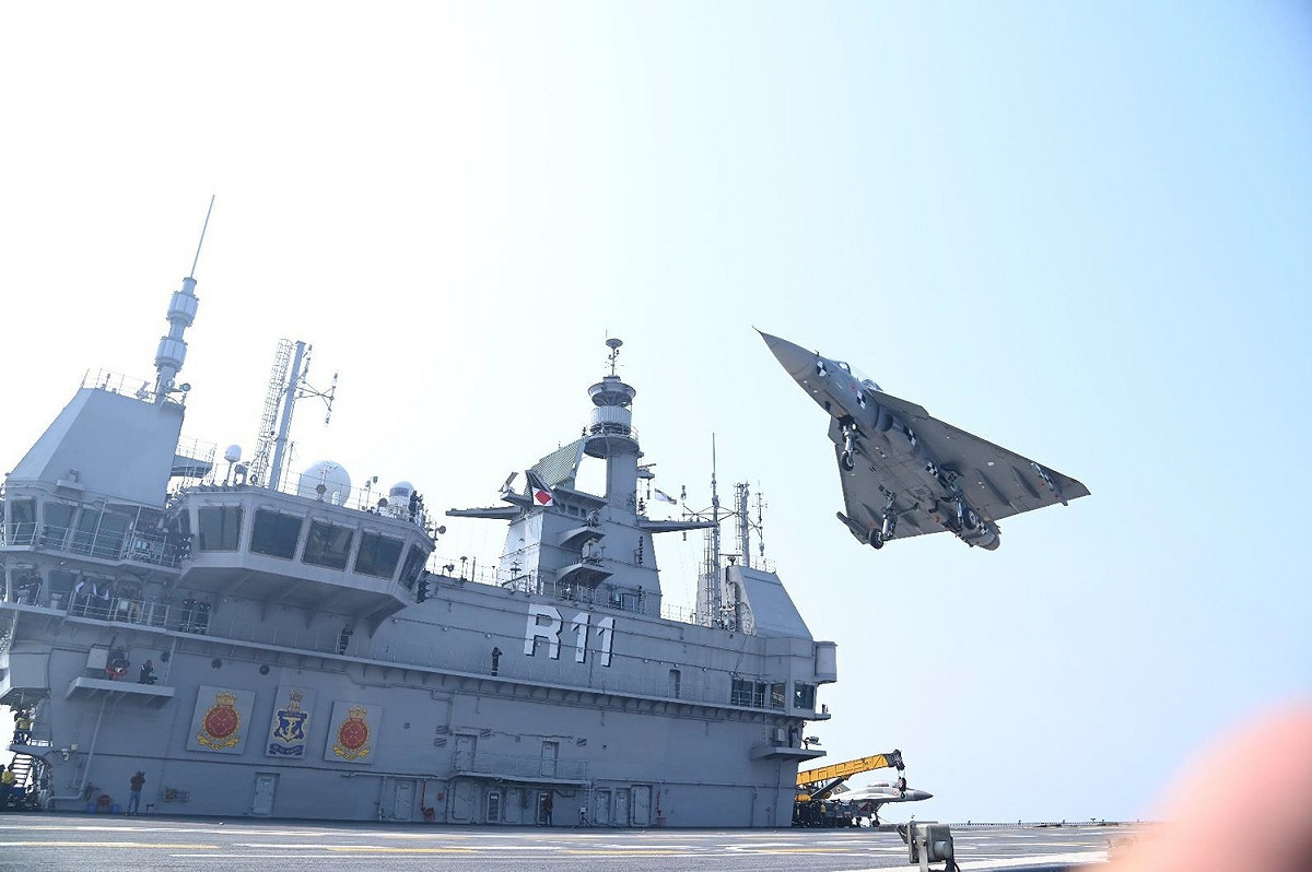 印度國防部宣布，自製「光輝」(Tejas)戰鬥機艦載版成功在國造航空母艦「維克蘭特號(INS Vikrant R11)」著艦降落。 圖：翻攝@indiannavy推特