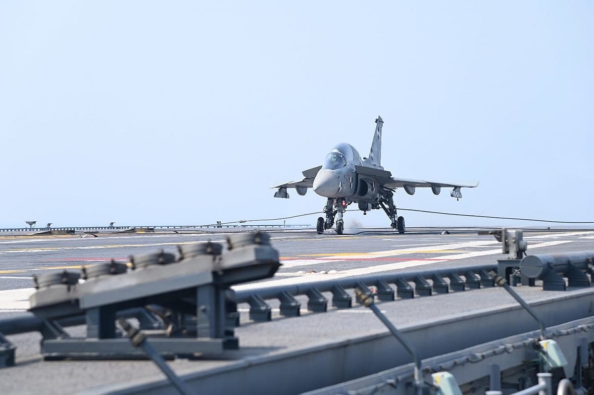 印度國防部宣布，自製「光輝」(Tejas)戰鬥機艦載版成功在國造航空母艦「維克蘭特號(INS Vikrant R11)」著艦降落。 圖：翻攝@indiannavy推特