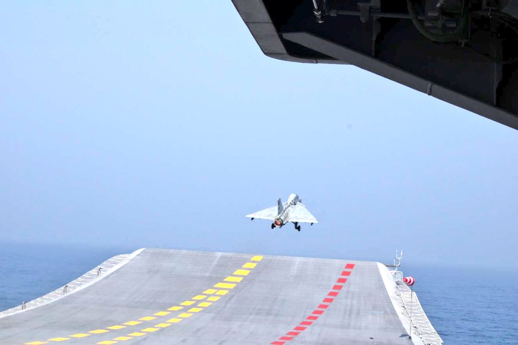 印度自製「光輝」(Tejas)戰鬥機艦載版自國造航空母艦「維克蘭特號(INS Vikrant R11)」滑跳式甲板起飛升空。 圖：翻攝@indiannavy推特