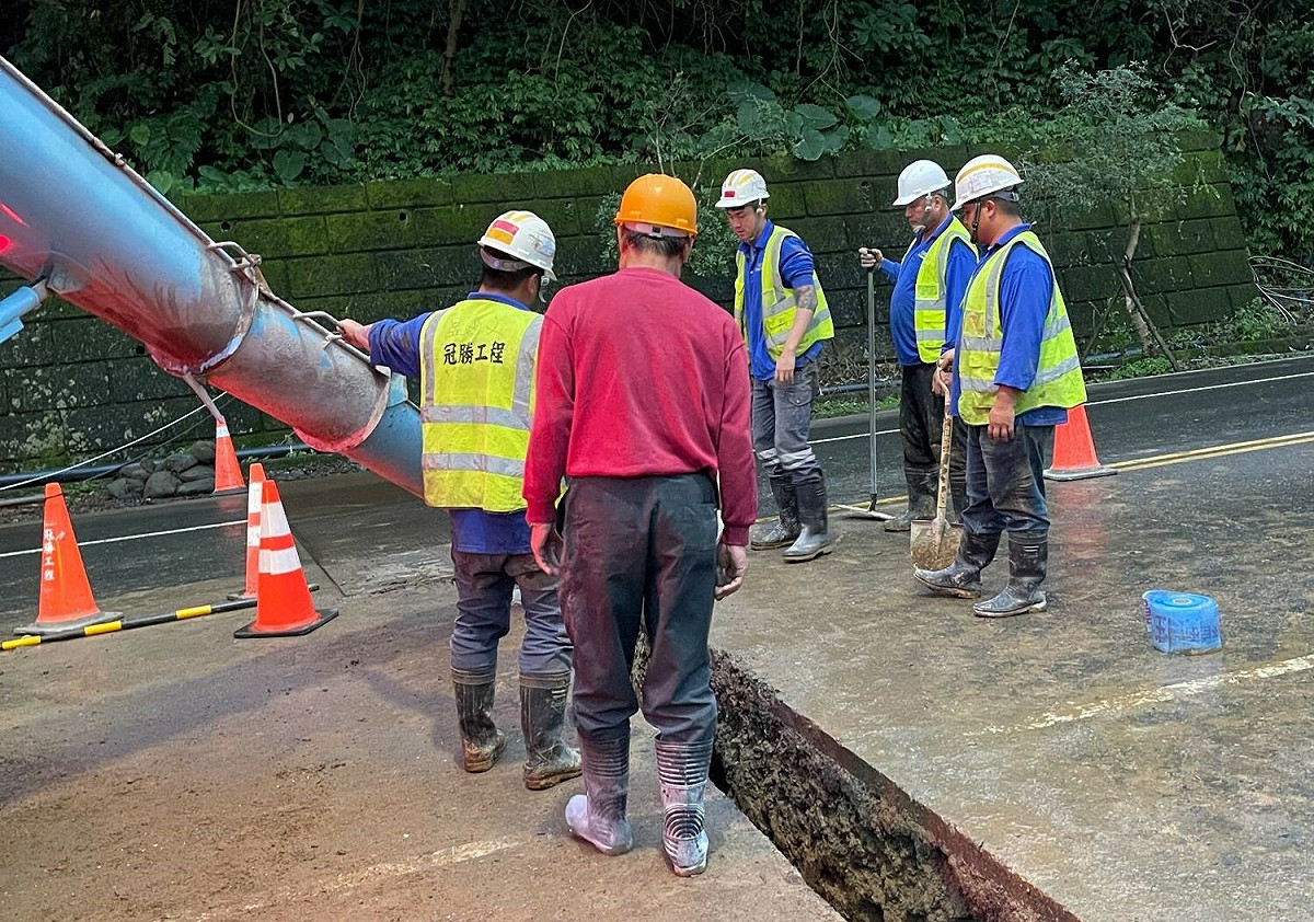 5日新北金山區台2甲線陽金公路指標4.5公里處發生大規模土石坍崩，讓台水公司林莊淨水場遭土石淹沒。 圖：台灣自來水公司／提供