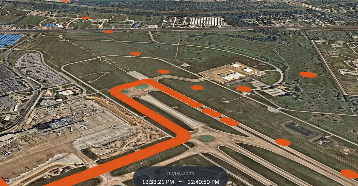 Flightradar24分析飛行路線，上方橘點為聯邦快遞貨機，下方橘線為西南航空客機。 圖:翻攝自推特/Flightradar24