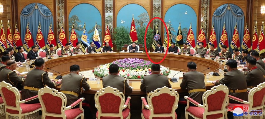 南韓從北韓勞動黨中央軍委會擴大會議照片中發現「朝鮮民主主義人民共和國導彈總局」軍旗首次曝光。 圖：翻攝朝中社