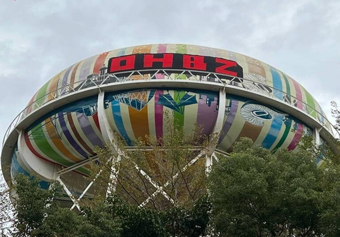 遭人塗鴉的高雄自來水公園彩繪水塔。 圖：高雄市工務處養工處/提供
