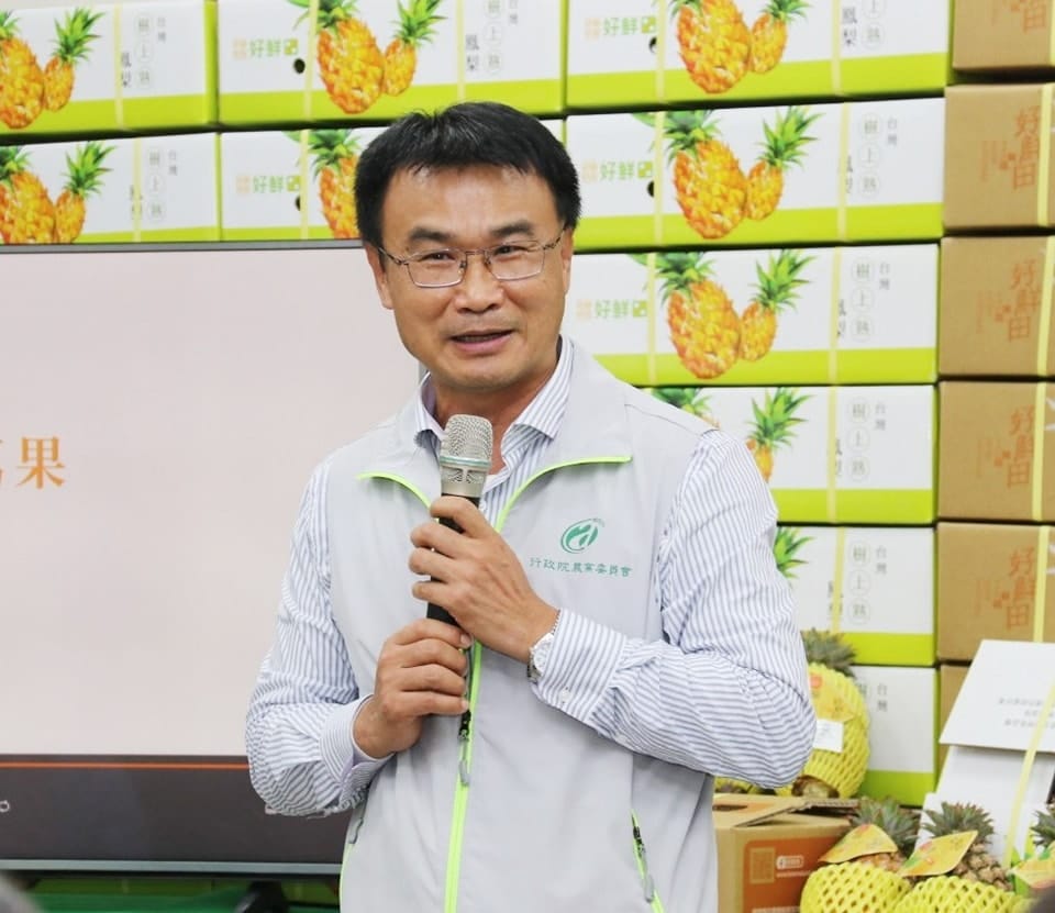 陳吉仲在臉書上發文表示，昨天至台南與屏東參訪，遇到屏東鳳梨農跟他說，當時被中國說關就關的態度嚇了，只能當作是提升自己品質的機會，目前力求提高品質並持續輸銷他國。 圖：翻攝自陳吉仲臉書專頁
