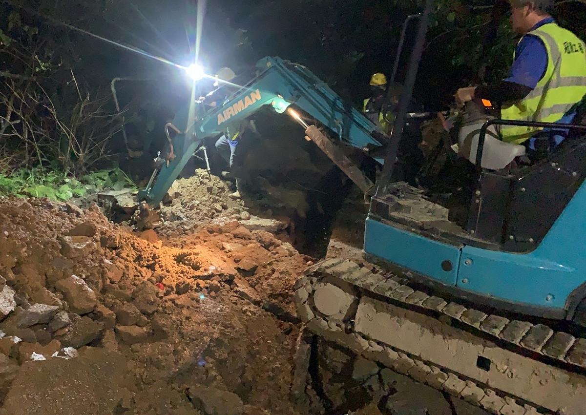 工程人員連夜進行管線改接工程。 圖：新北市水利局提供