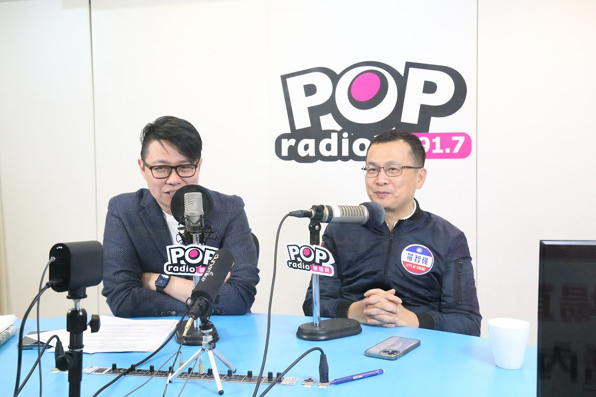 國民黨前台北市議員羅智強(右)接受POP Radio廣播節目《POP搶先爆》專訪。 圖：POP Radio《POP搶先爆》製作單位 / 提供