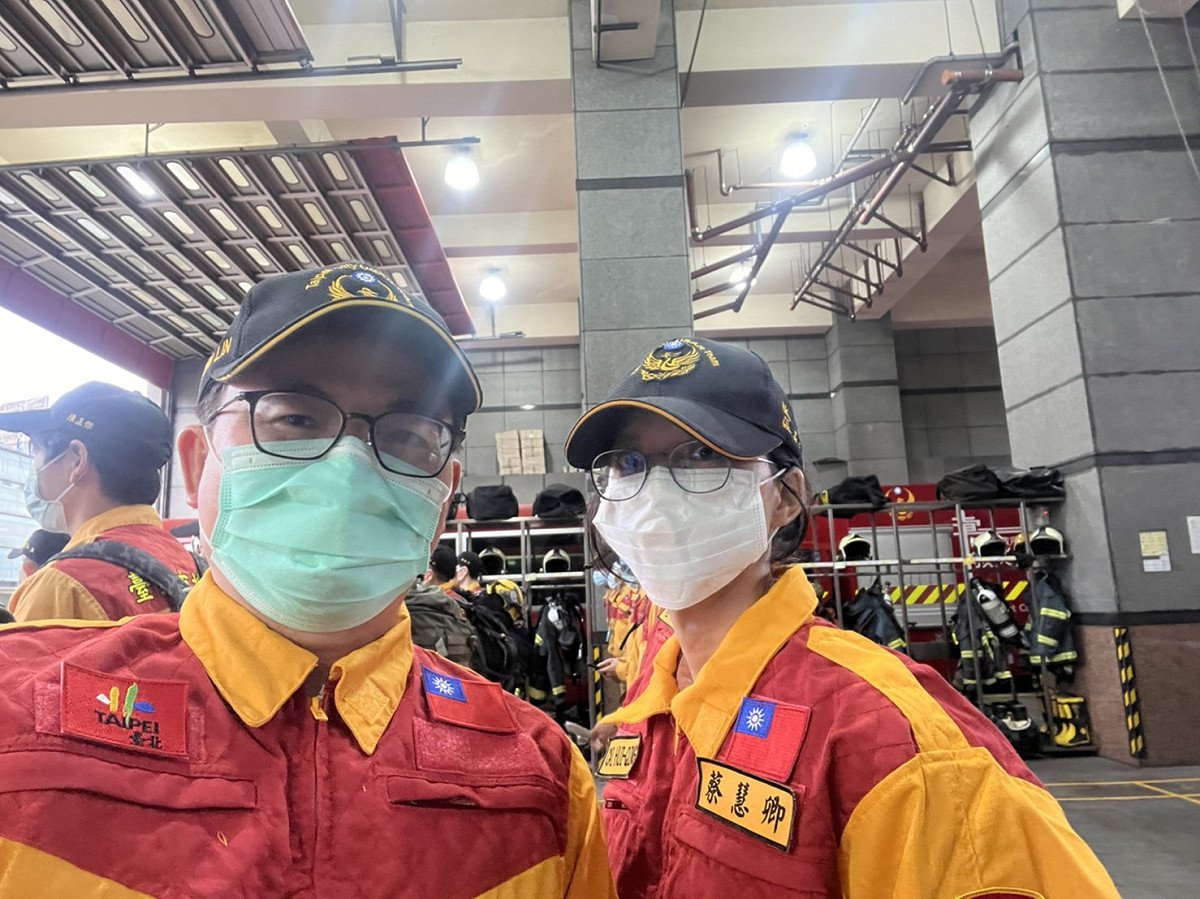 北榮第二梯隨隊醫護-急診部災難醫學科黃獻皞主任(左)蔡慧卿護理師 圖：台北榮總/提供
