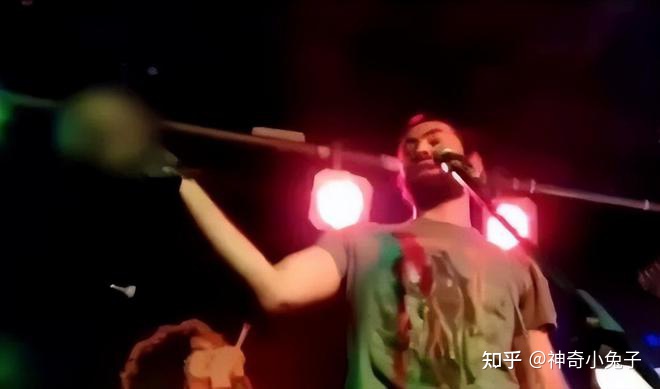 俄羅斯僱傭兵伊戈爾·曼古舍夫去年 8 月流傳出一段「手拿烏克蘭陣亡士兵頭骨揮舞」的表演片段。 圖：翻攝自知乎