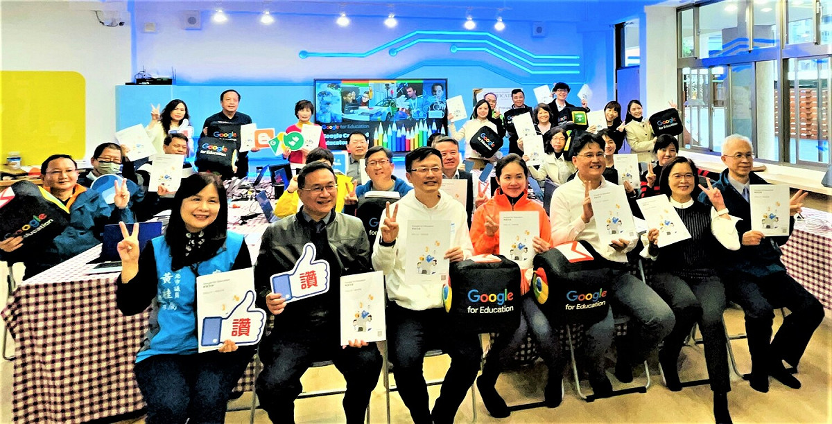 校長數位科技精進課程結訓大合影。（第一排左3教育局長張明文） 圖：新北市教育局提供