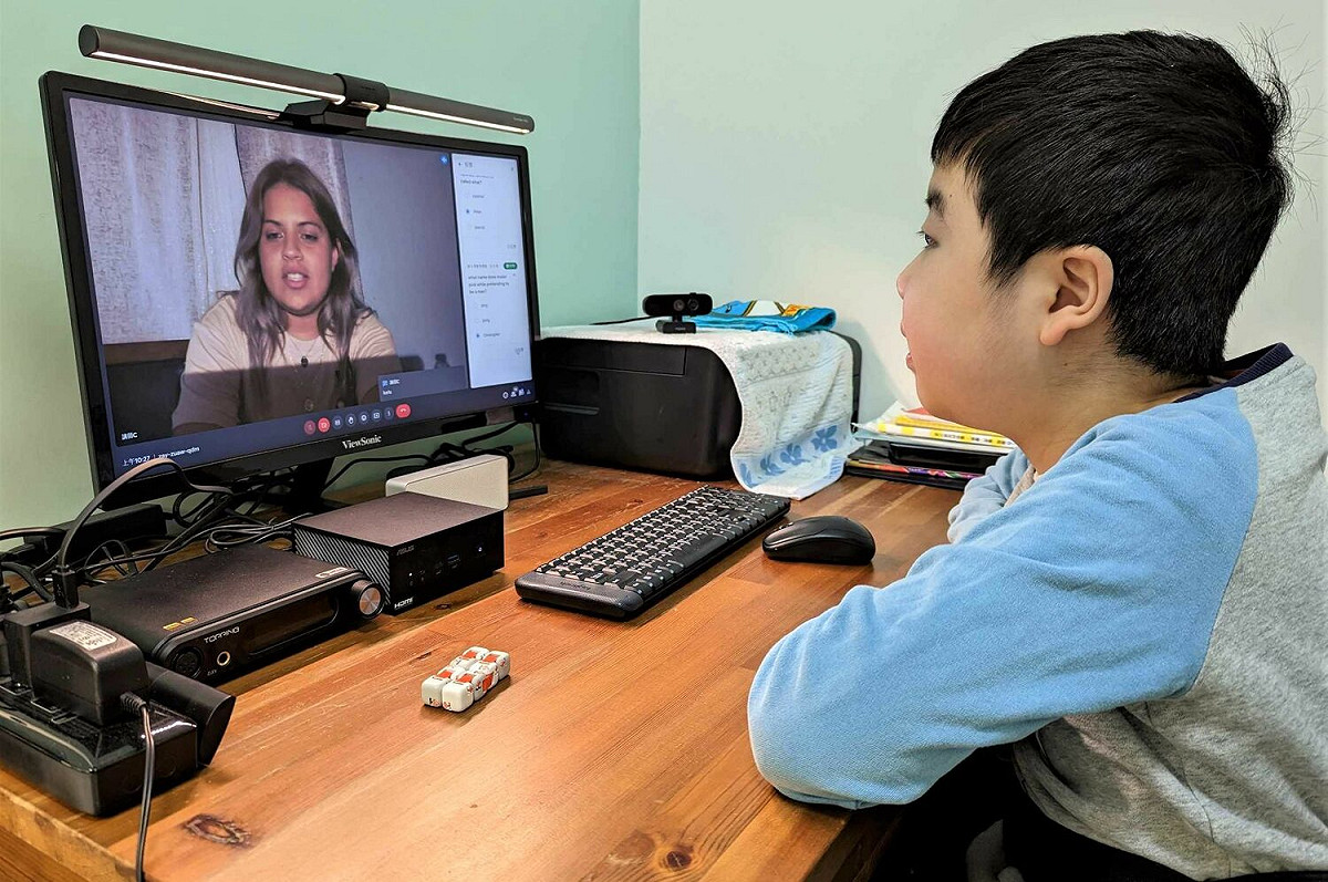 竹圍高中國中部學生張靖毅認真參與加州線上英語營，提升了說英語的膽量。 圖：新北市教育局提供