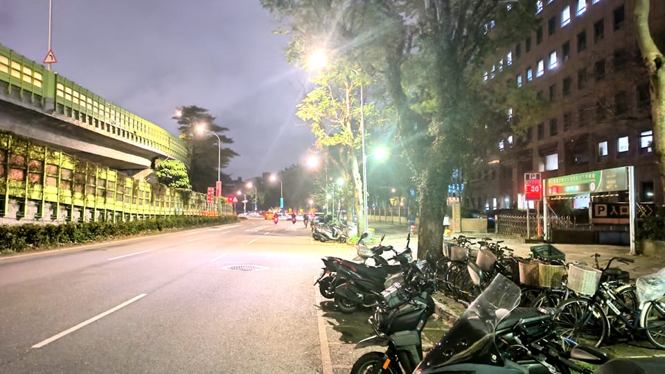 台大校園周遭竟也有球棒隊出沒。 圖:徐丞志臉書